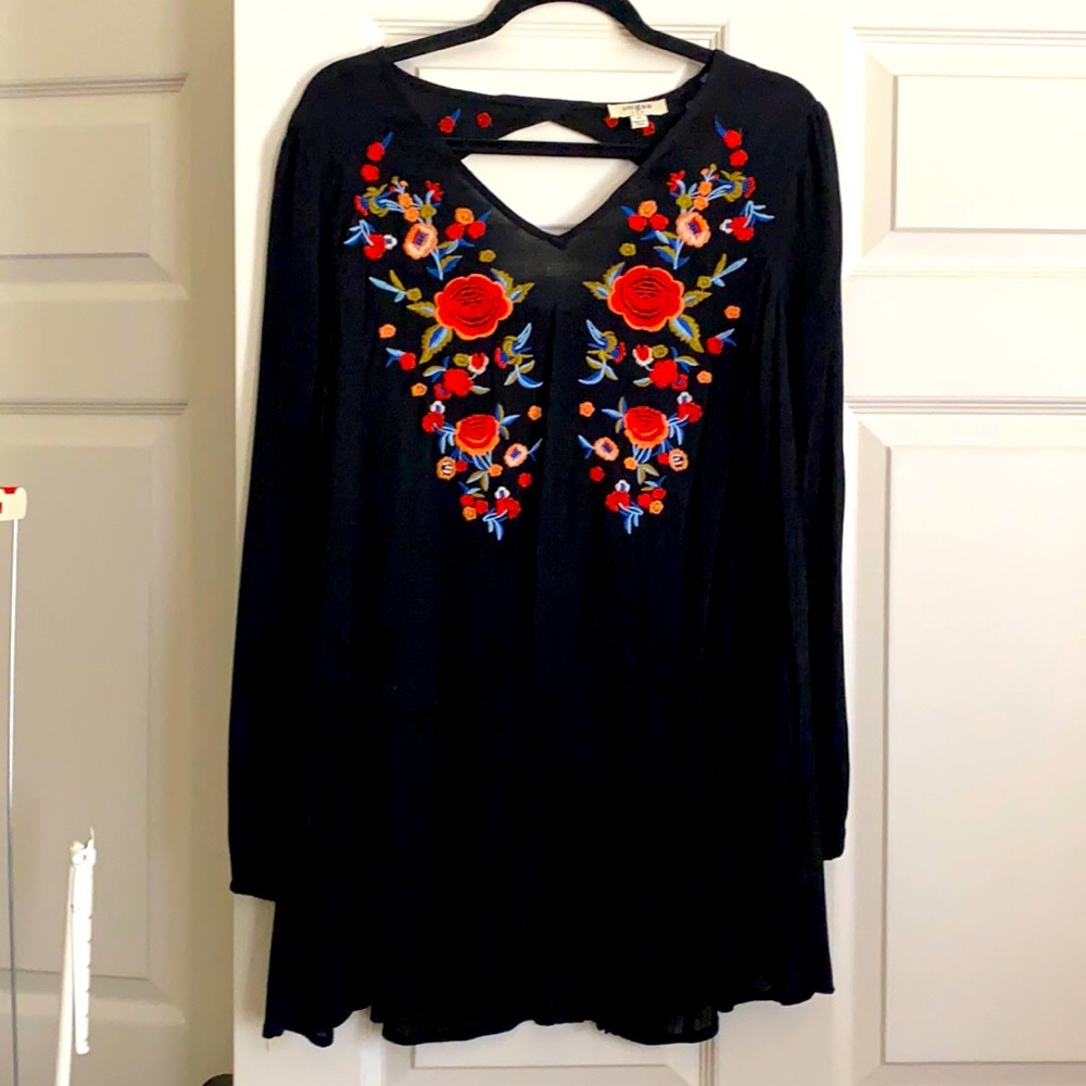 UMGEE Embroidered Tunic Top- Medium
